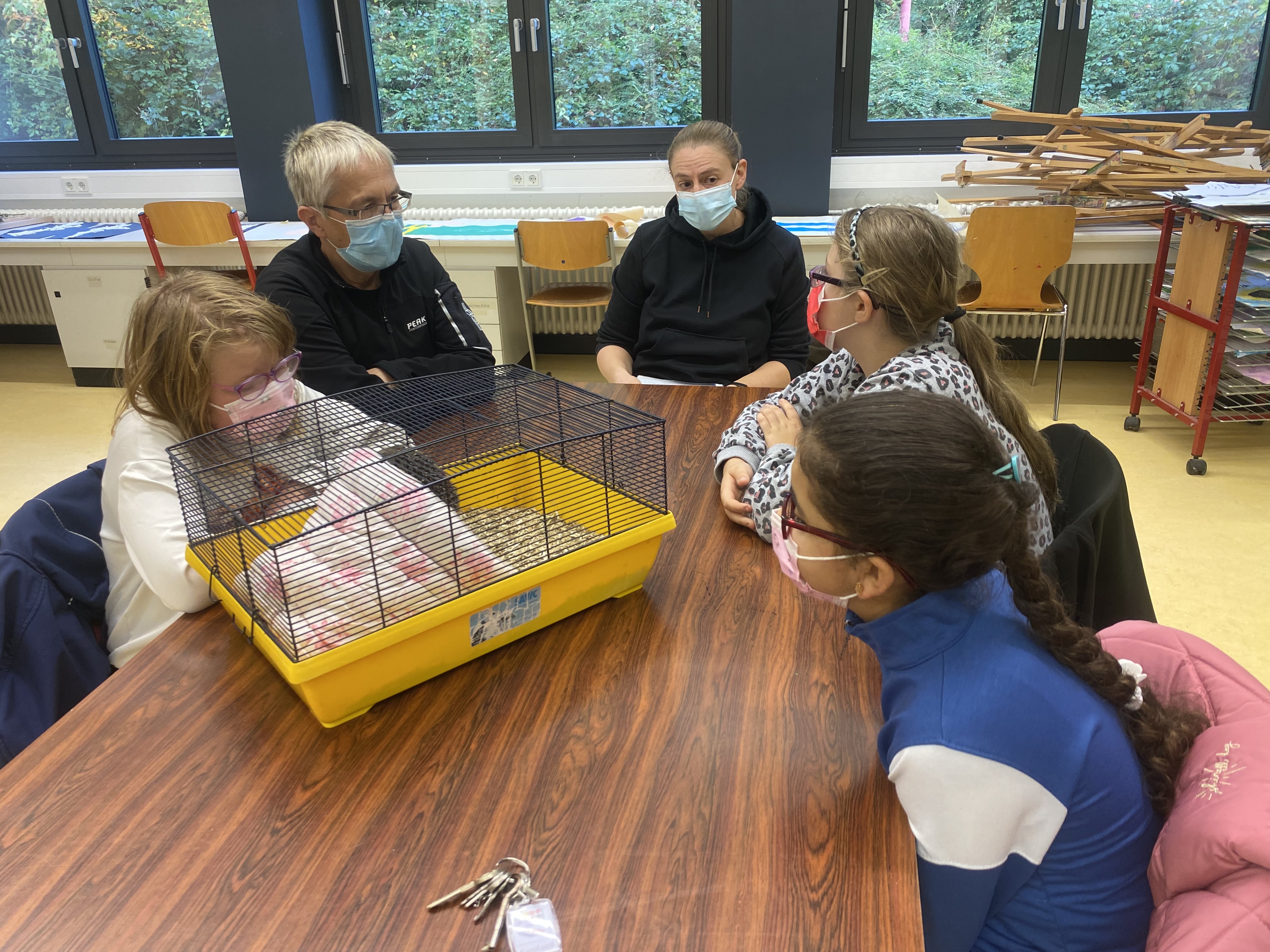 ganze%20Klasse%20mit%20Igelexpertin%20und%20Igelbaby%20in%20der%20Box